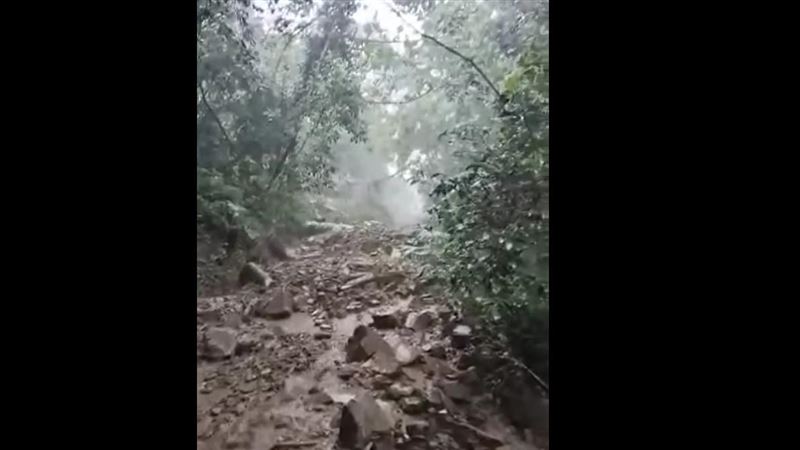 阿里山搶修道路遇上土石流。(圖/翻攝爆料公社)