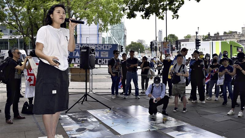 劉珈汶今年6月14日出席倫敦市中心舉行的反中國使館遷址計畫的抗議活動。(圖/美聯社/達志影像)