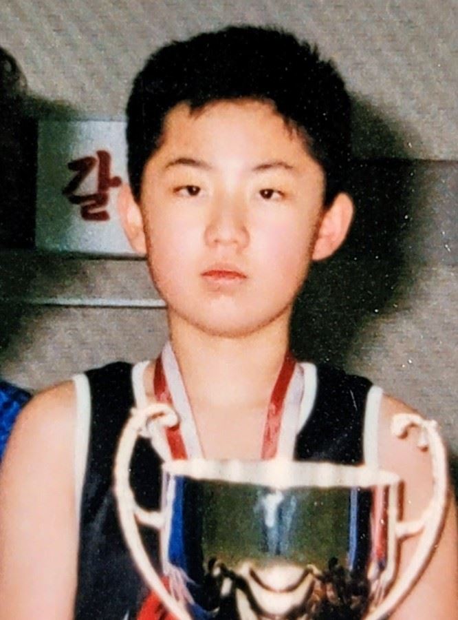 金正恩13歲時激瘦照曝光，當時他為了長高迷上打籃球，還曾贏得獎盃。（圖／翻攝X平台）