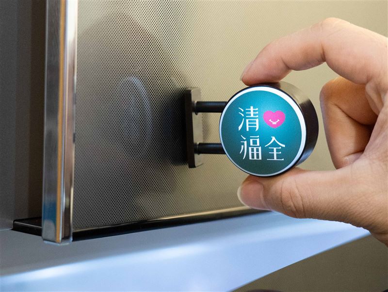 清心福全38週年紀念小燈箱，經典墨綠配色與LOGO設計，小巧精緻且具磁吸功能。（圖／品牌業者提供）