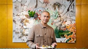 SIREN’S LOUNGE採預約制座席，搭配國際名廚江振誠設計的套餐，邀饕客沉浸於空間、服務與味覺交織而成的尊榮時刻。（圖／品牌業者提供）