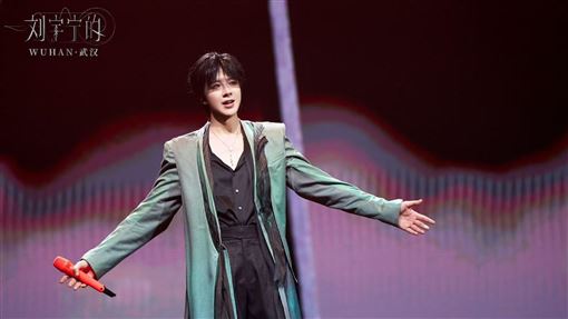 劉宇寧演唱會上崩潰痛哭！吐心聲：幹夠了