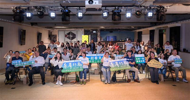 逐岸行腳記者會圓滿成功大合照。（圖／翻攝畫面）全家公共事務暨品牌溝通室部長吳采樺表示，全家長期透過4,300間店舖推廣環境教育，此次行動讓民眾得以實地走進空拍鏡頭所記錄的土地景貌，同時也透過「全家愛心大平台」的支持，讓孩子們從課本走向現場，用雙腳親身感受台灣的自然環境。活動期間，全家也將在部分店舖設置補給點，讓徒步者補水、歇腳，甚至化身為環境講座的場地，持續讓巷口的全家成為最接地氣的環境教育基地。首發逐岸行腳將於10月24日至11月2日舉行，沿線行經淡水石滬、老梅石槽、萬里岩岬、基隆八斗潮境、南雅奇岩、北關海潮公園、壯圍沙丘、蘭陽溪三敆水、東澳粉鳥林等自然與人文景點，民眾可選擇全程10天徒步外，另外可彈性選擇參與短期3天（含）以上的行程，完整內容與報名資訊，請參考基金會官網：https://www.chipolin.org/