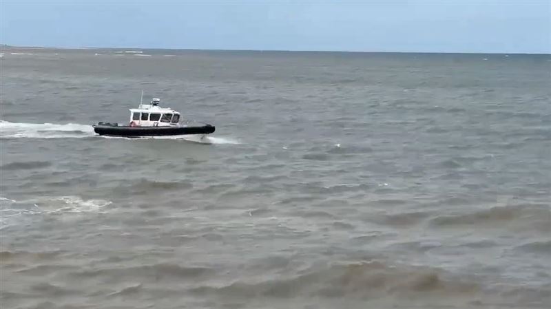海巡出動搜救,3日深夜在竹圍漁港外海約20公尺處尋獲遺體。(圖/翻攝畫面)