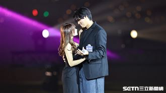 鄭浩均甜蜜摟腰、牽手小迪！　全場大暴動