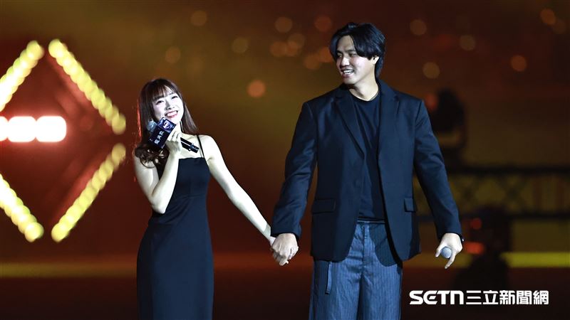 中信兄弟「我不是歌手」,投手鄭浩均和PS女孩小迪合唱《Die With A Smile》。(圖/記者劉彥池攝影)