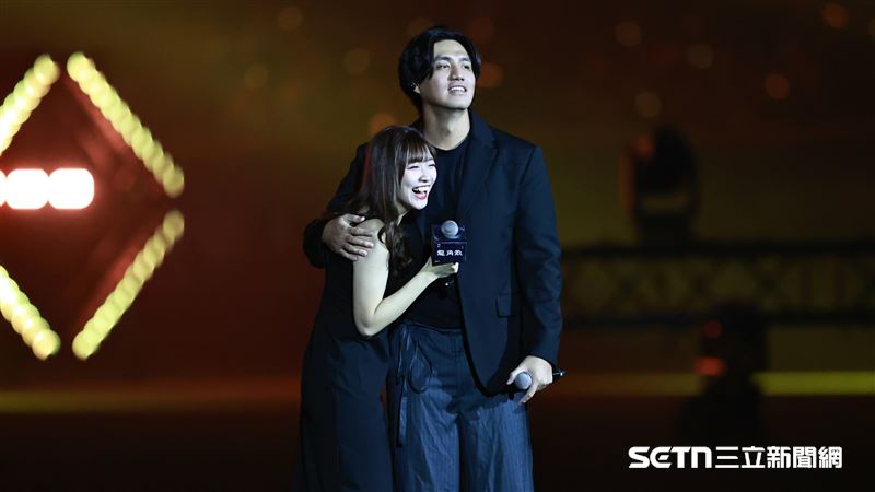 中信兄弟「我不是歌手」,投手鄭浩均和PS女孩小迪合唱《Die With A Smile》。(圖/記者劉彥池攝影)