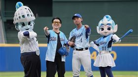 ▲「黑幫電影教父」高捷擔任富邦悍將開球嘉賓，奇特同框同名同姓球員高捷。（圖／富邦悍將提供） 