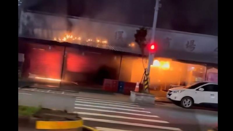 桃園中壢區環中東路的黃昏市場發生火警。(圖/翻攝內壢大小事)