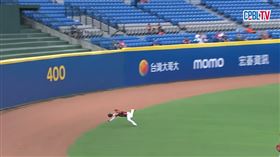 ▲統一獅外野手陳傑憲上演超狂跳接，漂亮沒收深遠飛球。（圖／擷取自CPBL TV畫面）