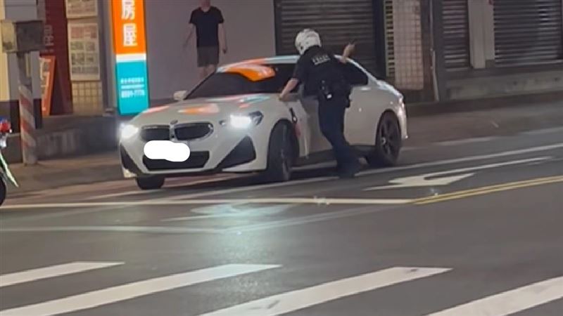 白色BMW違規拒檢遭警方圍捕,女駕駛被壓制上銬。(圖/翻攝爆料公社公開版)