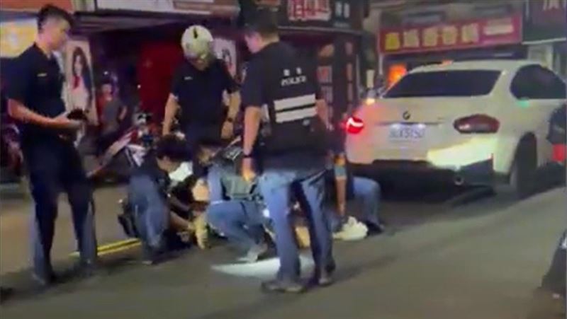 白色BMW違規拒檢遭警方圍捕,女駕駛被壓制上銬。(圖/翻攝爆料公社公開版)