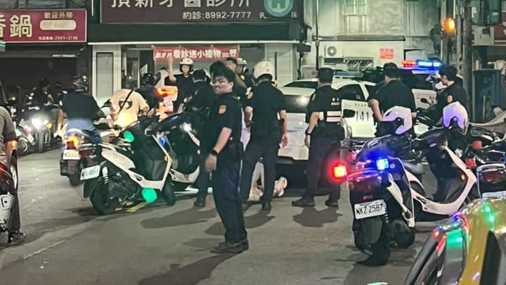 白色BMW違規拒檢遭警方圍捕,女駕駛被壓制上銬。(圖/翻攝爆料公社公開版)