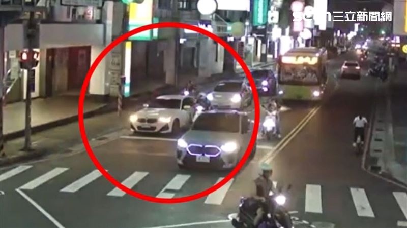 女藝人侯沁潔倒車衝撞員警逃逸。(圖/翻攝畫面)