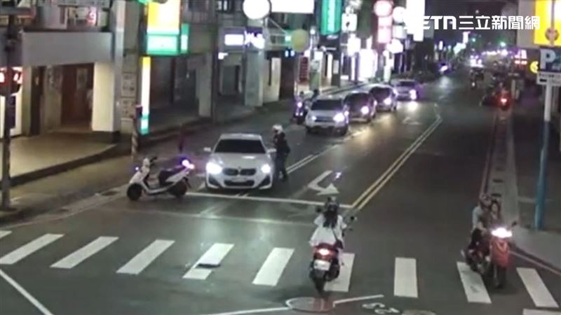 女藝人侯沁潔倒車衝撞員警逃逸。(圖/翻攝畫面)