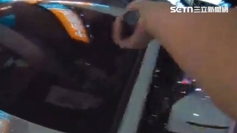 43歲女藝人侯沁潔拒檢遭員警持警棍破窗。(圖/翻攝畫面)