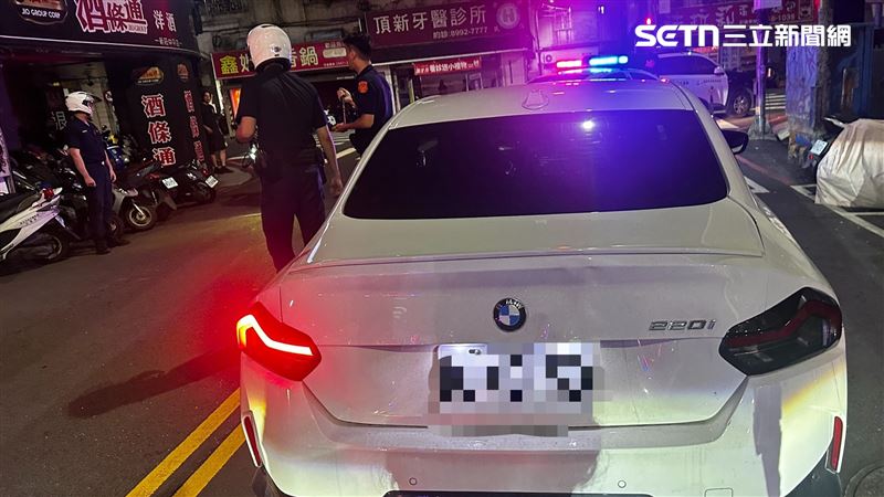 員警於中平路巷內順利將人攔停,並將侯沁潔壓制逮捕。(圖/翻攝畫面)
