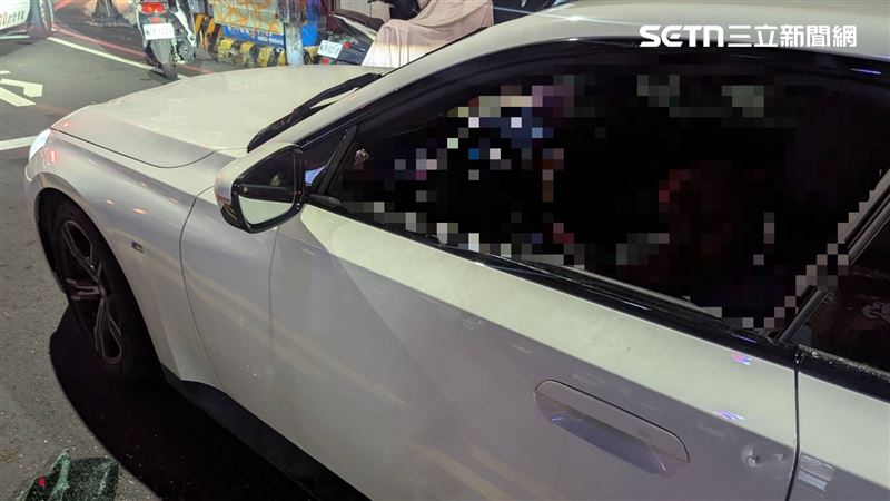 女藝人侯沁潔拒檢遭員警持警棍破窗,BMW車窗脆裂掉落。(圖/翻攝畫面)