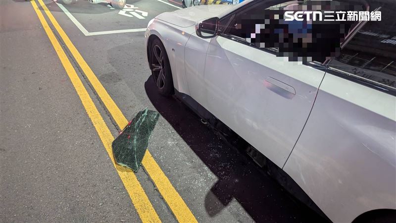 女藝人侯沁潔拒檢遭員警持警棍破窗,BMW車窗脆裂掉落。(圖/翻攝畫面)
