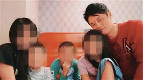 有過2段婚姻的郭岱琦（右）共有2子、2女，一共4名子女。（翻攝郭岱琦臉書）