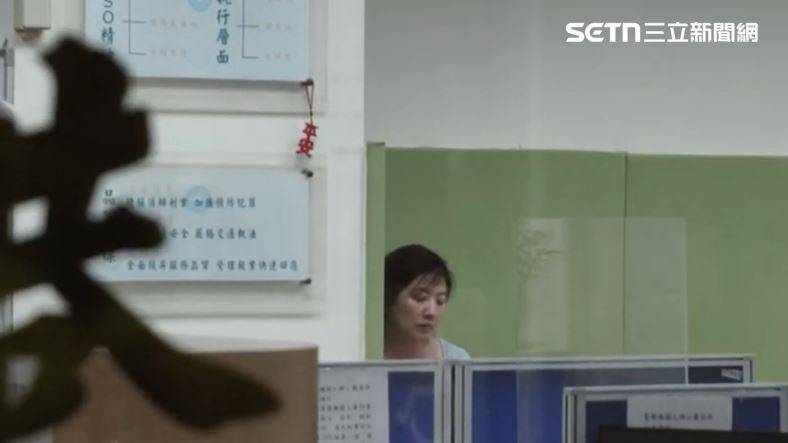 侯沁潔拒檢被帶回派出所，神情相當不耐煩。（圖／翻攝畫面）