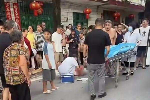 命案發生後許多民眾聚集圍觀，其中還有家長控訴，由於事發時救護車遲遲未到，一名孩童在等待超過20分鐘後仍不幸死亡。（圖／翻攝微博）