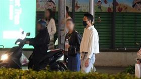 CTWANT今年3月曾直擊懷秋身邊有個外型清麗氣質極佳的女友。（圖／CTWANT）