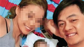 郭岱琦（右）遭控棄養與第二任前妻（左）生的么兒（中），還盜領補助款。（讀者提供）