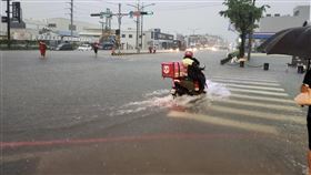 西南氣流影響　台南永康淹水（2）西南氣流影響，台南2日明顯降雨，永康區時雨量逾100毫米，部份區域排水不及，淹水嚴重，圖為外送員騎車冒險涉水經過積水路口。（台南市消防局提供）中央社記者張榮祥台南傳真 114年8月2日