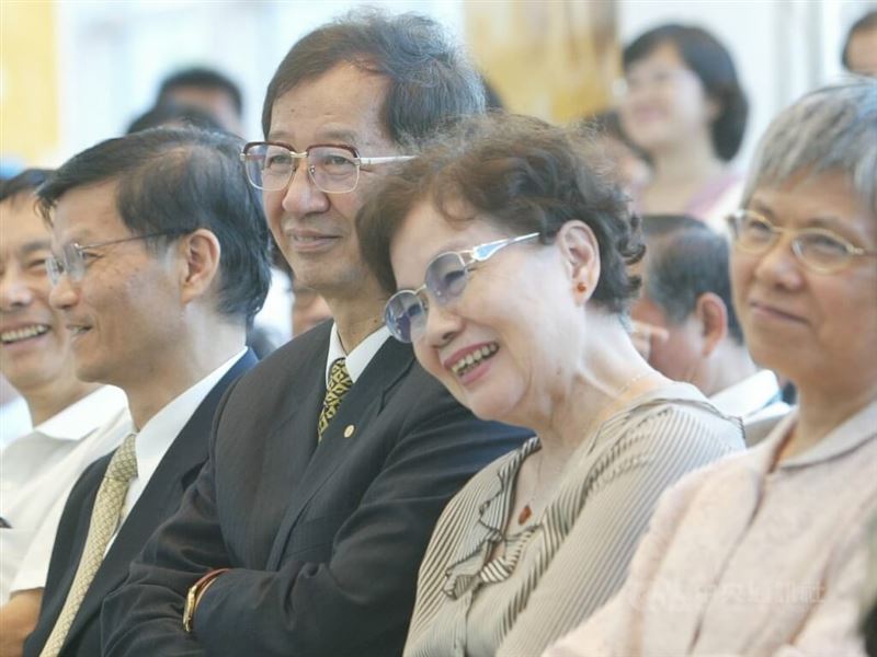 時任中研院院長李遠哲(右3)與夫人吳錦麗(右2)2006年出席惜別茶會。(圖/中央社)