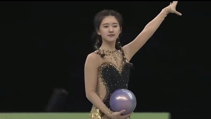 趙露思表演體操時強顏歡笑。(圖/翻攝自微博)