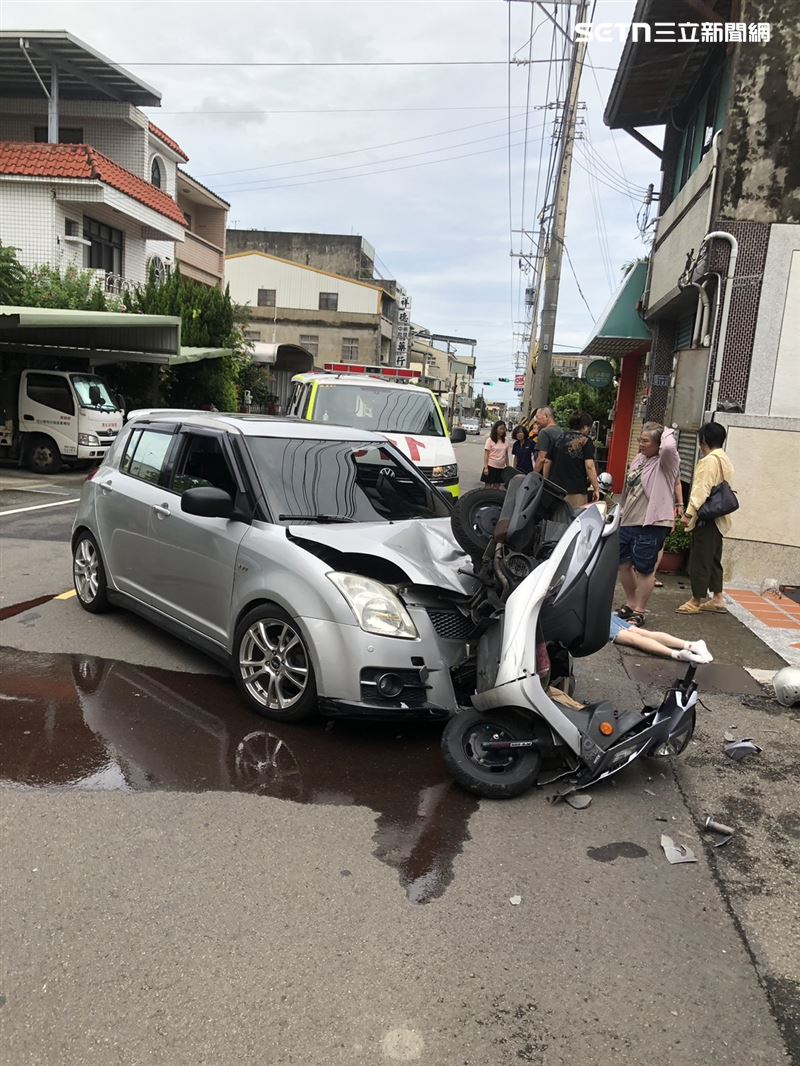 機車上的兩人瞬間撞飛360度重摔落地,機車後座男子意識昏迷及抽搐,緊急送醫搶救。(圖/翻攝畫面)