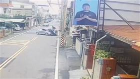 左轉鬼切！機車攔腰撞2人拋飛360°落地（圖／翻攝畫面）