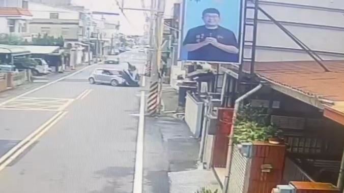 機車左轉撞上轎車後兩人彈飛重摔落地。(圖/翻攝畫面)