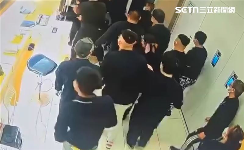 30多名黑衣人上樓翻找資料，再將電腦主機及設備等破壞，行徑相當囂張。（圖／民眾提供）