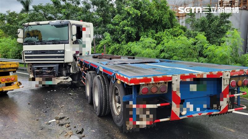 車禍導致車體呈「折甘蔗」狀態,車頭扭180度。(圖/翻攝畫面)(圖/翻攝畫面)