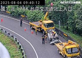 新／國1台中段小客車撞護欄翻「4輪朝天」（圖／翻攝畫面）