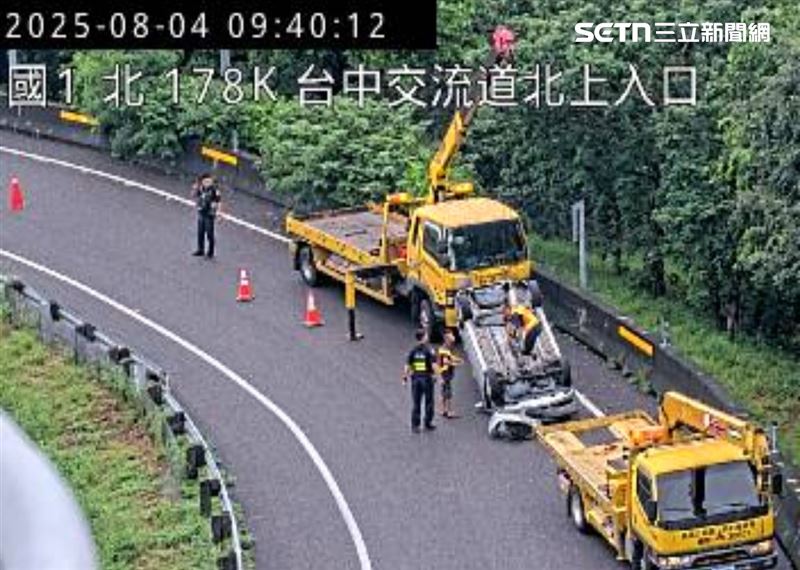 小客車自撞護欄事故,導致車輛翻覆「4輪朝天」。(圖/翻攝畫面)