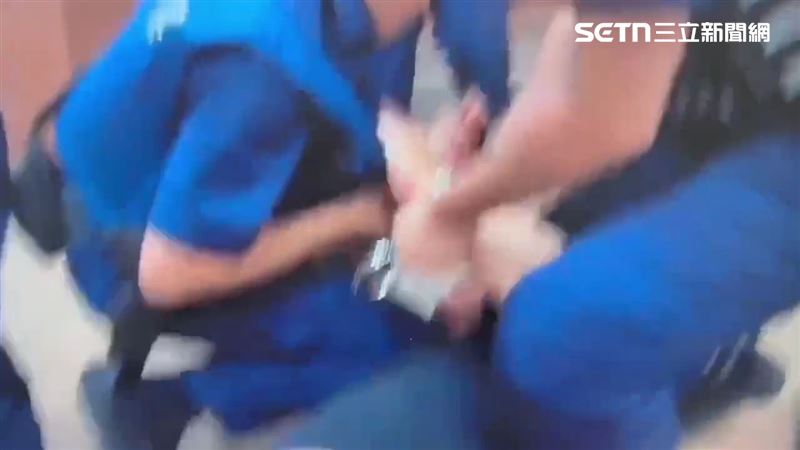 北市廖男及鍾男這對堂兄弟當街互毆遭警方壓制。（圖／翻攝畫面）