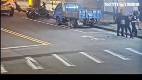 ▲北市廖男及鍾男這對堂兄弟當街互毆遭警方壓制。（圖／翻攝畫面）