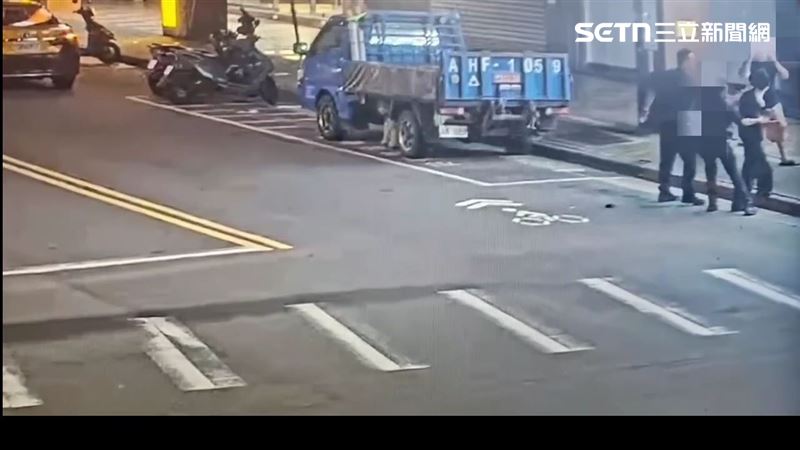 北市廖男及鍾男這對堂兄弟當街互毆遭警方壓制。（圖／翻攝畫面）