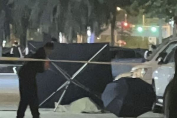 一名年僅21歲的女主播在社區人行道散步時,遭建物高處落下物體擊中後腦,當場身亡。(圖/翻攝微博)