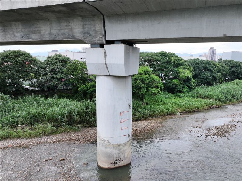 台灣高鐵台中西屯區福安橋,有民眾以為水痕是裂痕,嚇得拍下影片放到網路上。(圖/台灣高鐵公司提供)