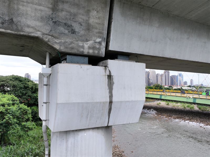 台灣高鐵公司派人前往調查後,確定為水痕。(圖/台灣高鐵公司提供)