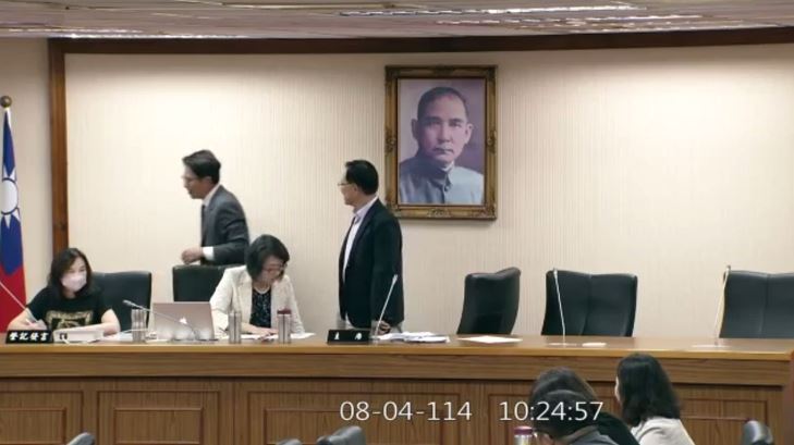 協商到一半,黃國昌因趕場記者會突然離席。(圖/翻攝自國會頻道)