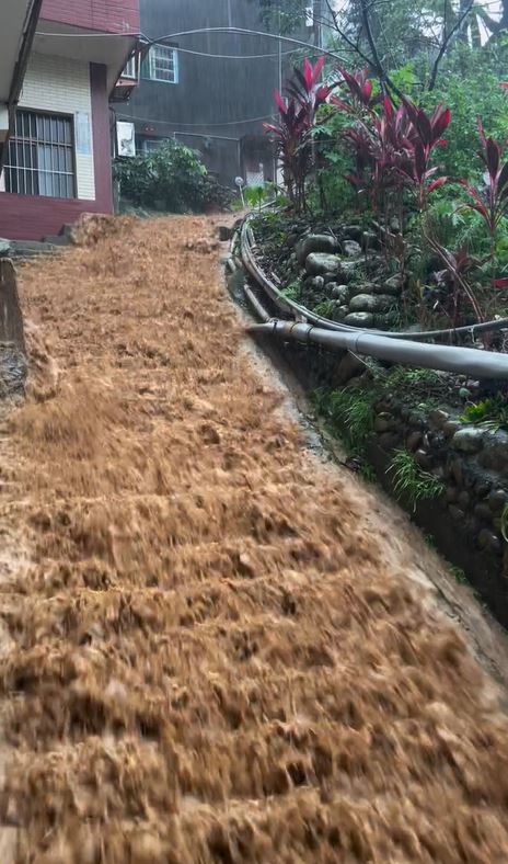 員林市吳家古厝的百年石階，遭洪水灌入形成「黃泥瀑布」。(圖／翻攝自員林人大小事)