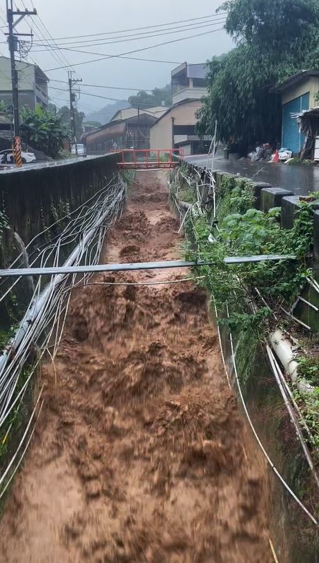 員林市吳家古厝的百年石階，遭洪水灌入形成「黃泥瀑布」。(圖／翻攝自員林人大小事)