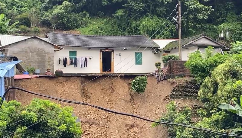 土角厝地基大面積崩落，居民擔心隨時有崩塌危險。（圖／翻攝畫面）
