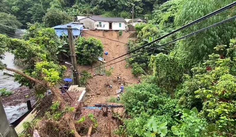 連日豪雨造成員林市一間土角厝地基掏空。（圖／翻攝畫面）