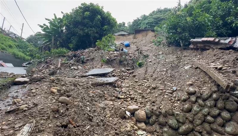 土角厝地基大面積崩落，居民擔心隨時有崩塌危險。（圖／翻攝畫面）